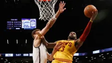 LeBron James intenta encestar ante la marca de Brook Lopez