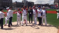 Chapis Valencia levanta el trofeo de Campeón del HRD