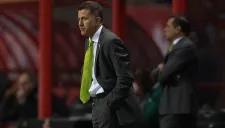 Juan Carlos Osorio observa el duelo del Tri