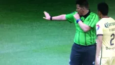 Árbitro gordo roba cámara