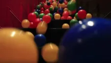 La entrada del bar llena de pelotas de plástico