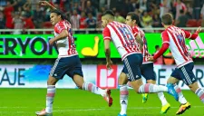 Gullit Peña y compañía celebrando un tanto tapatío