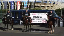 Elementos de seguridad resguardando el Azteca en un duelo