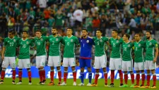 Jugadores nacionales abrazados en el circulo central del Azteca