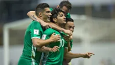 Corona es abrazado por sus compañeros en el Tri