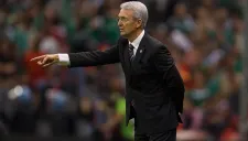 Benito Floro da indicaciones a sus jugadores