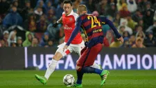Mathieu marca a Ozil en juego de Champions