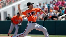 González, lanzando la pelota en un partido con los Orioles