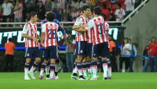 Chivas festeja tras victoria frente a Pumas en el Omnilife