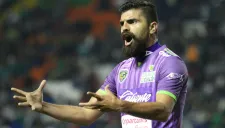Félix Araujo reclama en un partido de Liga MX con Chiapas