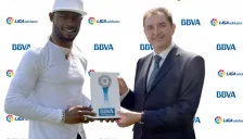 Achille Emaná recibe su premio como MVP de marzo