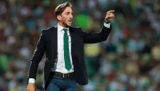 Luis Zubeldía dando indicaciones en un partido de Santos