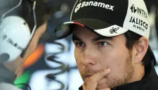 Checo, escuchando a su técnico durante el Gran Premio de Australia