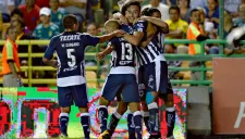 Jugadores de Monterrey celebran el gol de la victoria contra León