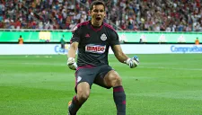 Cota festeja la victoria de Chivas sobre Pumas