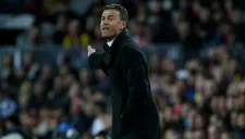 Luis Enrique da indicaciones durante el Clásico