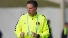 Peláez observa un entrenamiento del América
