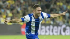 Layún festeja un gol con el Porto