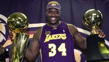 Shaquille O'Neal algunos de los trofeos que ganó Lakers