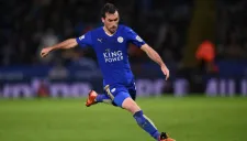 Christian Fuchs durante un partido del Leicester
