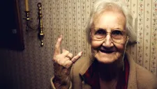 Una abuelita con una peculiar pose