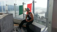 Diego Saul Reyna presume bandera mexicana en torre Trump