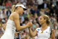 Sharapova y Cibulkova se saludan tras un partido
