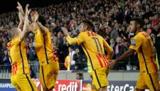 Jugadores del Bacelona festejan un gol contra el Atlético