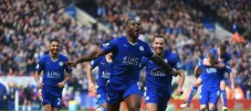 Jugadores de Leicester celebran un gol en la Premier