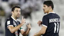 Xavi da indicaciones en el medio campo con el Al- Sadd