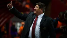 El Piojo saluda a la afición durante partido con Tijuana