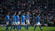 Los jugadores de Cruz Azul salen de la cancha tras ser eliminados por Necaxa