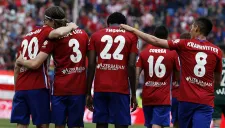 Jugadores del Atleti festejan tras anotar contra el Betis