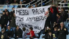 Manta contra Messi de la afición en Anoeta