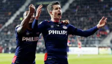 Juagdores del PSV festejan un gol