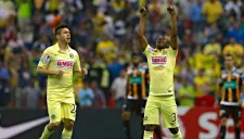 Quintero celebrando una anotación con Peralta en el Azteca