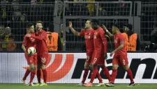 Jugadores del Liverpool festejan gol