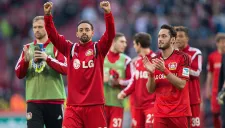 Jugadores de Bayer celebran la victoria sobre Köln