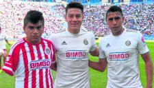 El joven se toma una foto con Michael Pérez y José Ramírez