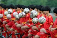 Niños chinos dominan el balón