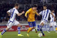 Messi intenta evadir defensores donostiarras