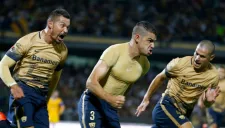 Jugadores de Pumas celebran un gol en CU