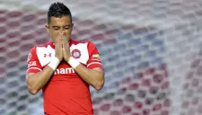 Fernando Uribe se lamenta tras polémica jugada en que no se le concede gol