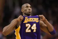 Bryant presume su jersey de los Lakers