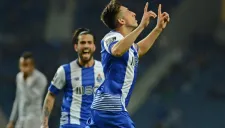Héctor Herrera celebra un gol con el Porto