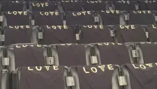 Así esperan las camisetas a los aficionados en el Staples Center
