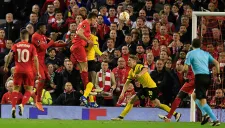 Lovren cabecea el balón para el gol del Liverpool