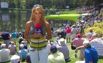 Inés Sainz durante una transmisión del Masters de Augusta 2016