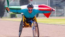 Alicia Ibarra rueda orgullosa con la bandera mexicana