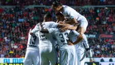 Jugadores de Rayados celebran gol contra Tijuana